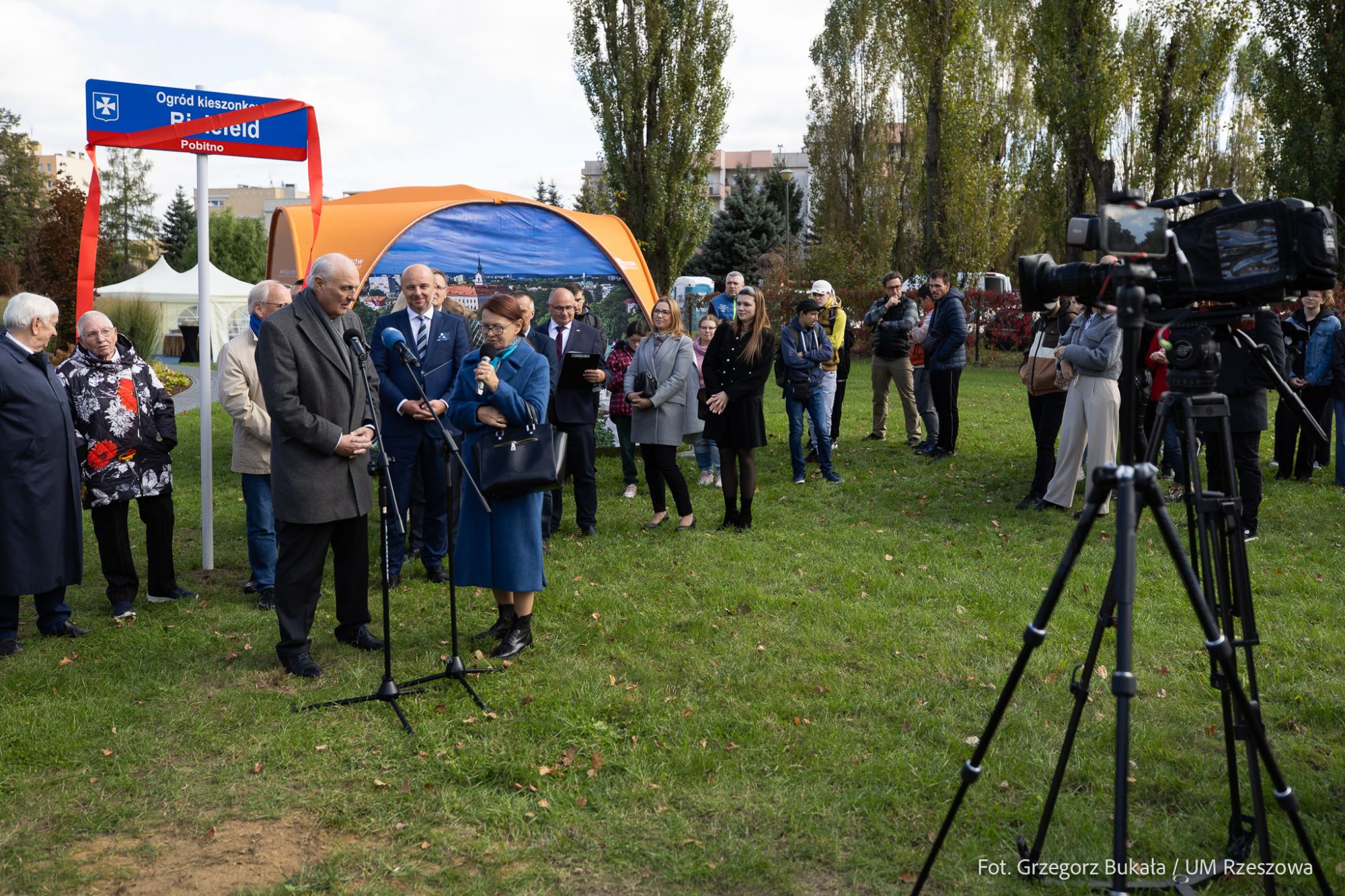 zdjęcie z uroczystego nadania imienia ogrodu kieszonkowego (Bielefeld) przy ul. Kurpiowskiej w Rzeszowie, fot. Grzegorz Bukała, Urząd Miasta Rzeszowa